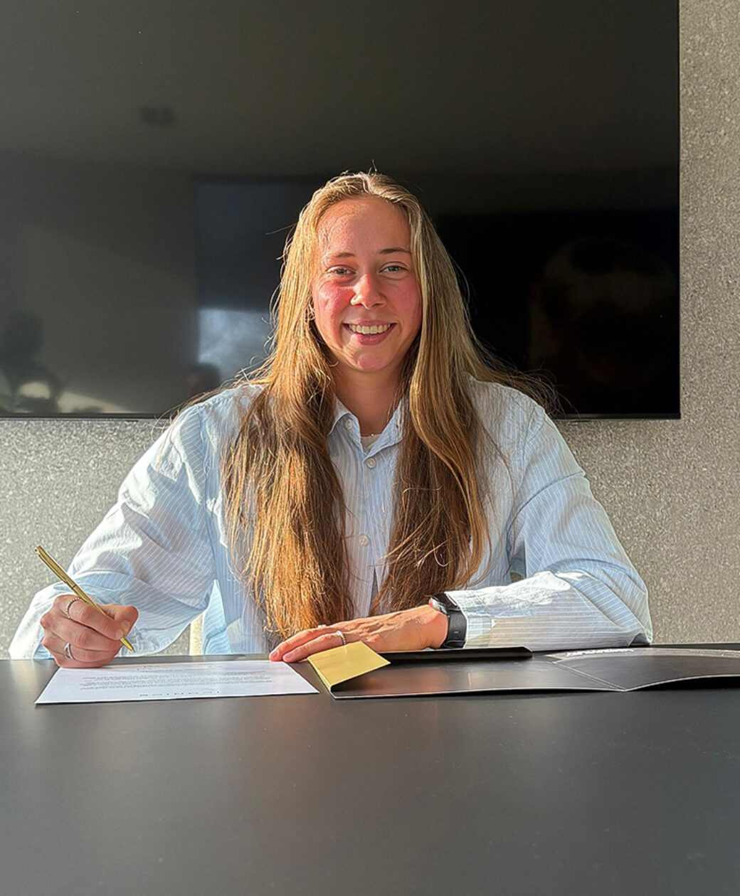 Isa van Schaik signs with Iconics Management - Iconics